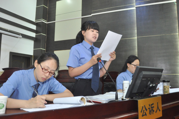 公诉人宣读起诉书