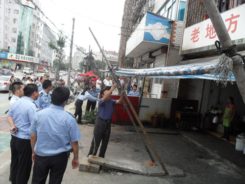 依法拆除健康路违章搭建
