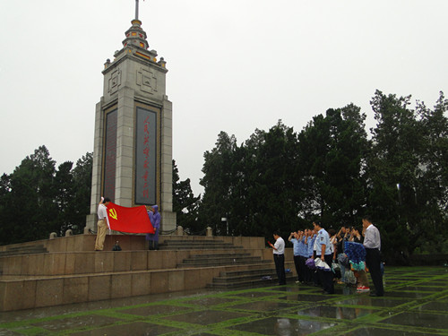 缅怀先烈&nbsp重温入党誓词